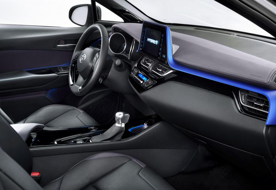 Интерьер Toyota C-HR Hybrid 2016 года  (WW) (фото 9 из 31)